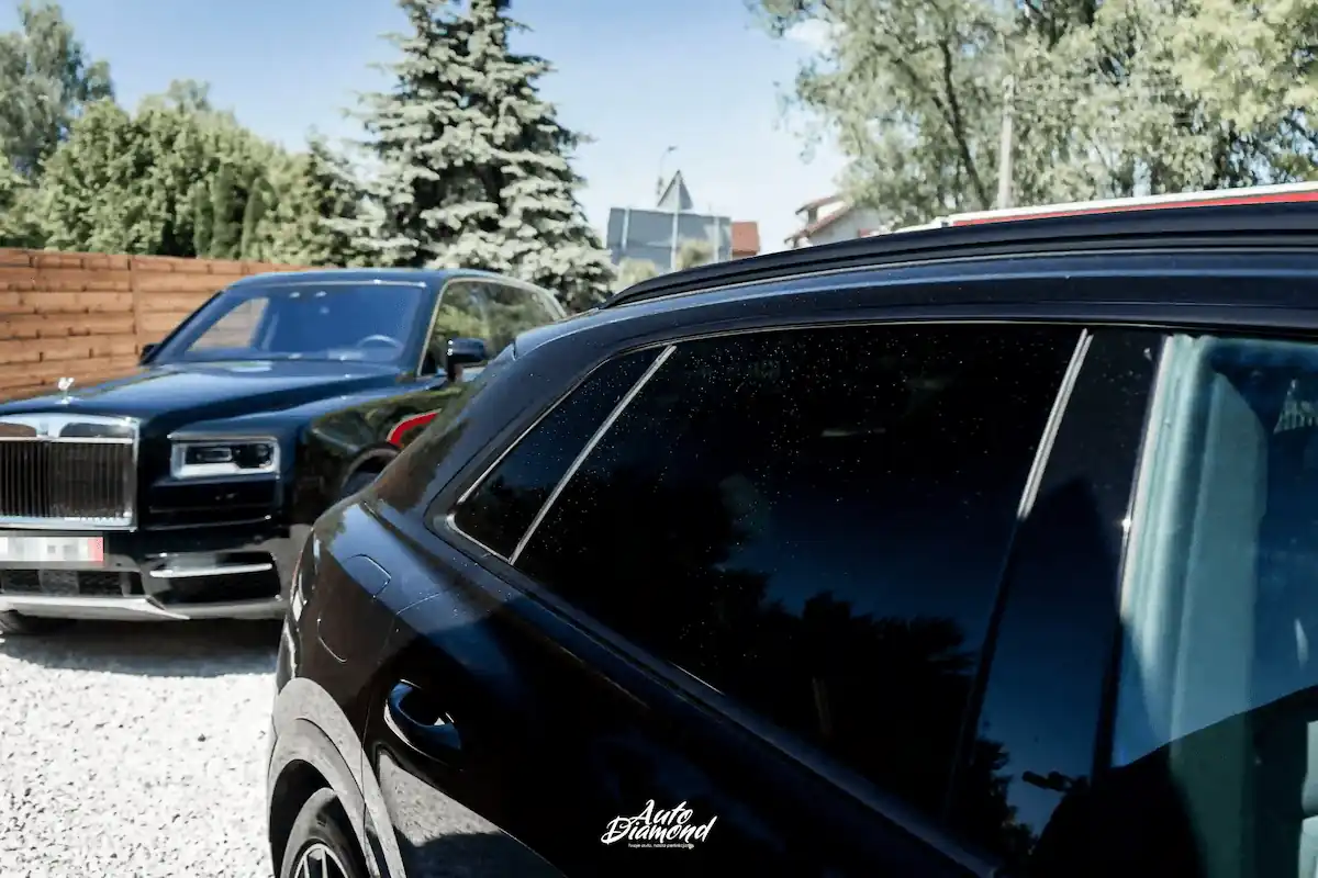 Czarne auto z matowymi czarnymi ramkami okien po dechromowaniu - Auto Diamond