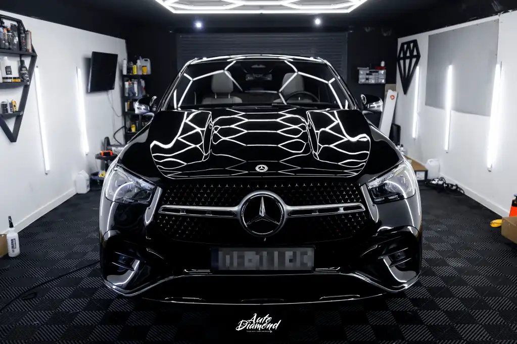 Czarny Mercedes GLE w warsztacie Auto Diamond podczas montażu folii PPF