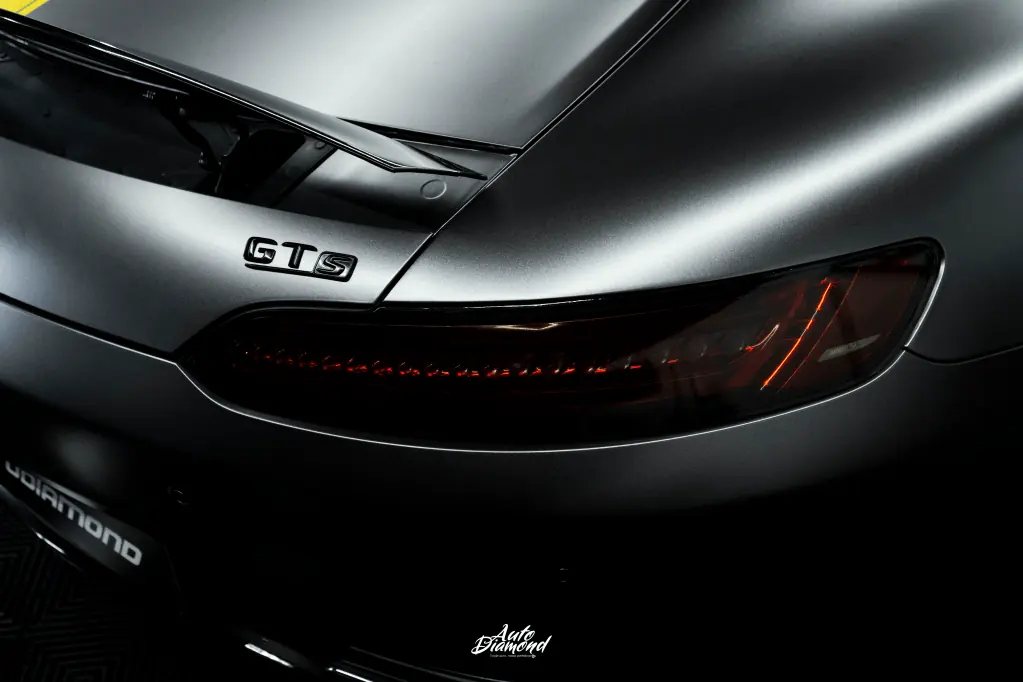 Zbliżenie na przyciemnioną lampę tylną Mercedes AMG-GT - Auto Diamond