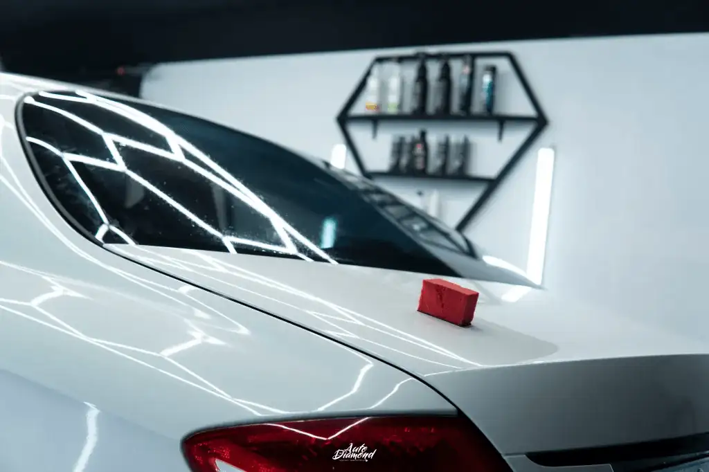 Biały samochód z przyciemnionymi szybami - widok z tyłu w warsztacie Auto Diamond