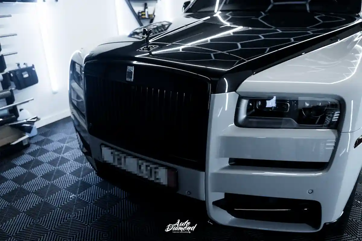 Biały Rolls-Royce Cullinan po oklejaniu i przyciemnianiu szyb - Auto Diamond