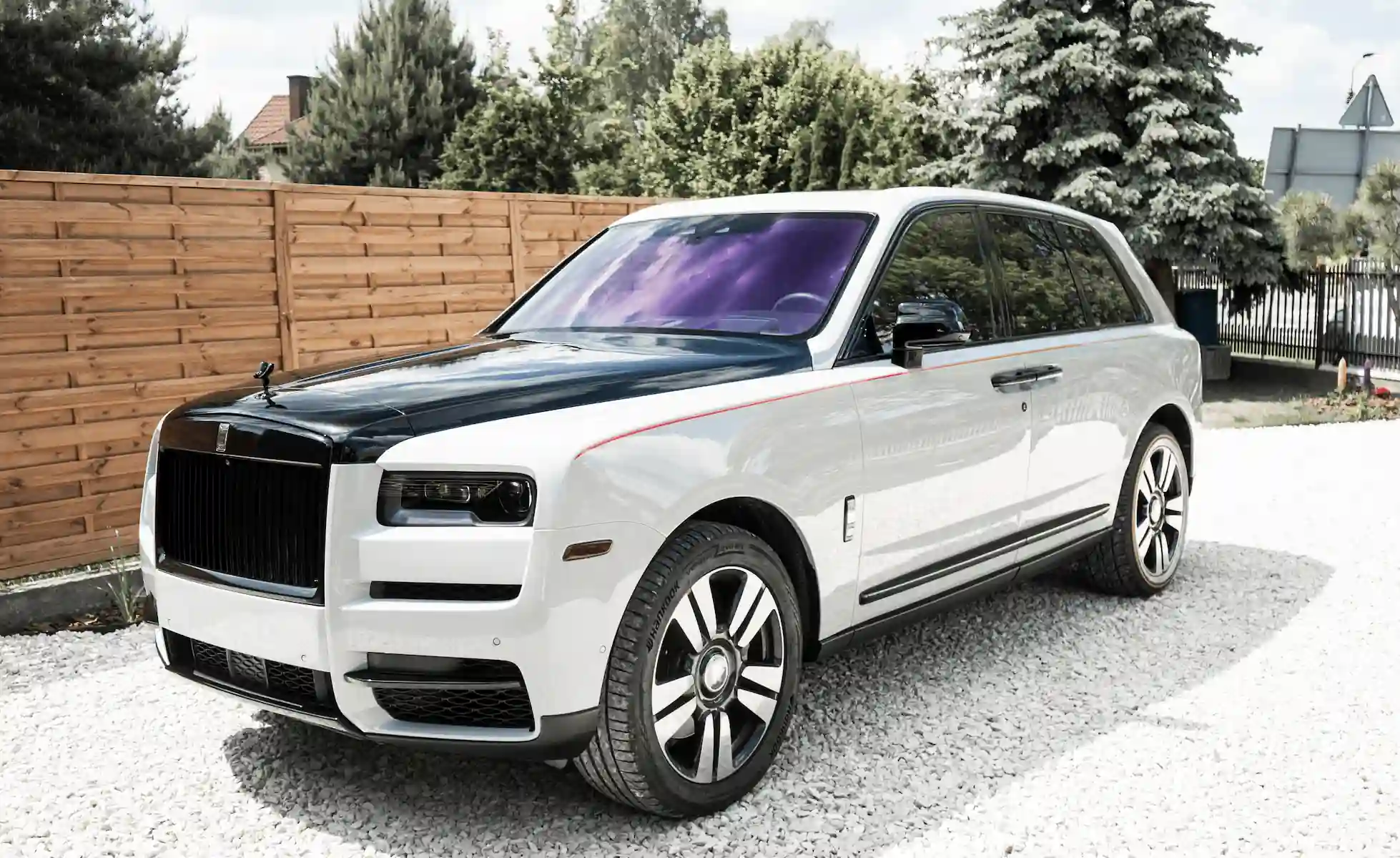 Biały Rolls-Royce Cullinan po oklejaniu i przyciemnianiu szyb - Auto Diamond