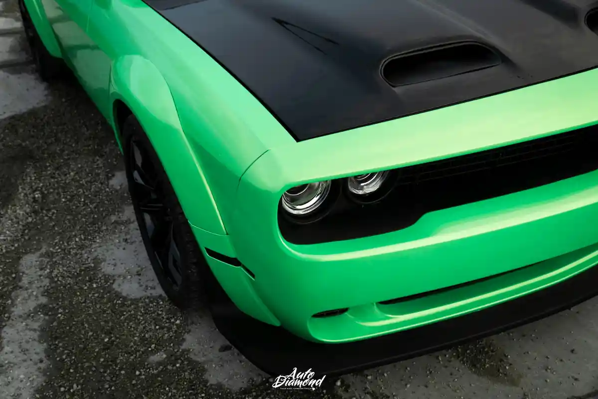 Dodge Challenger oklejony jaskrawozieloną folią z przyciemnionymi szybami - Auto Diamond