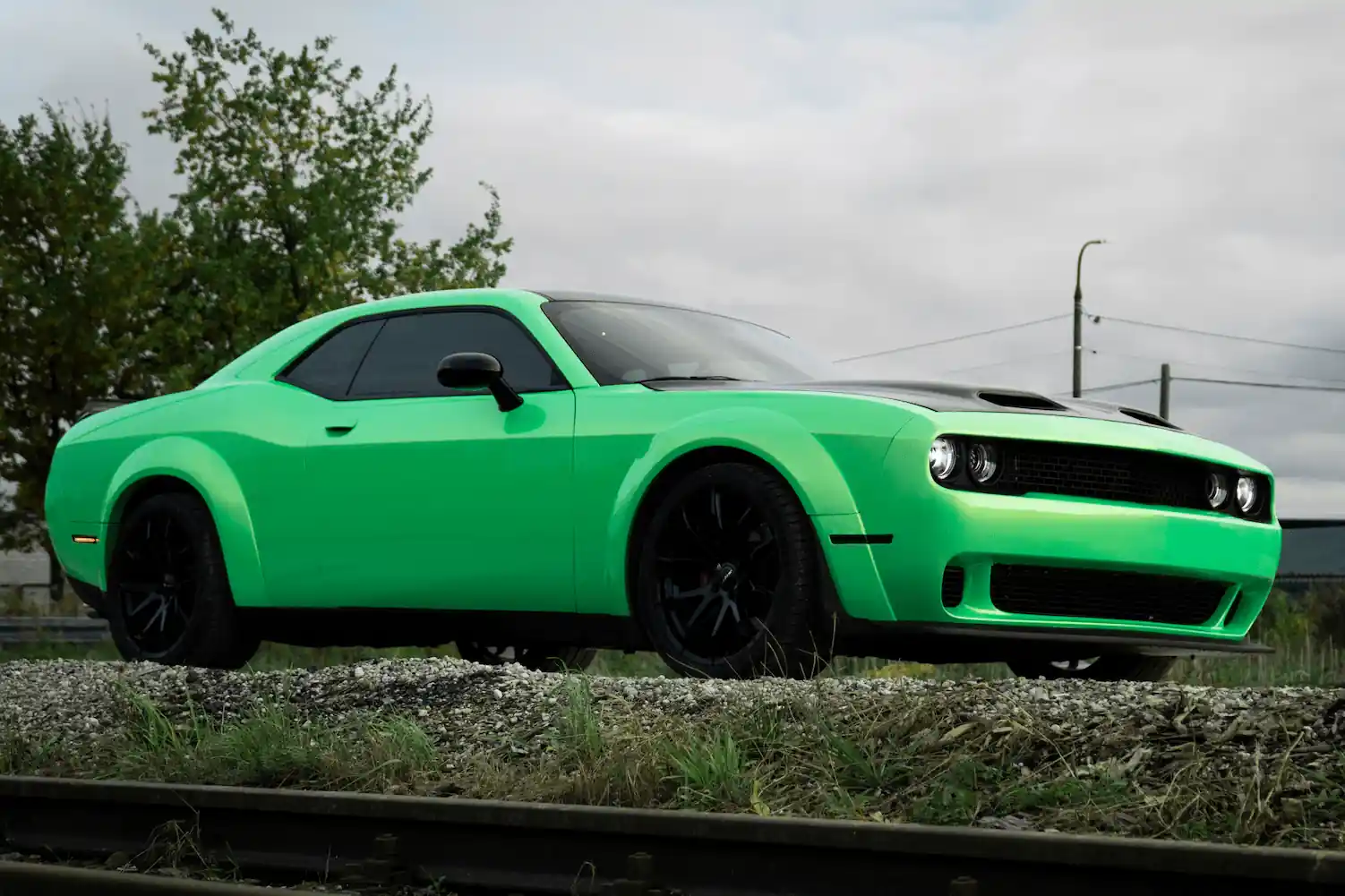 Dodge Challenger oklejony jaskrawozieloną folią z przyciemnionymi szybami - Auto Diamond