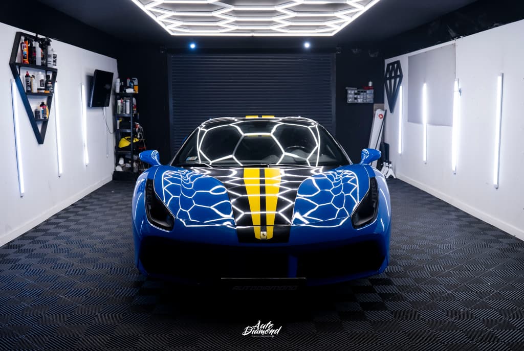 Ferrari 488 oklejone niebieską folią z żółtymi akcentami - Auto Diamond