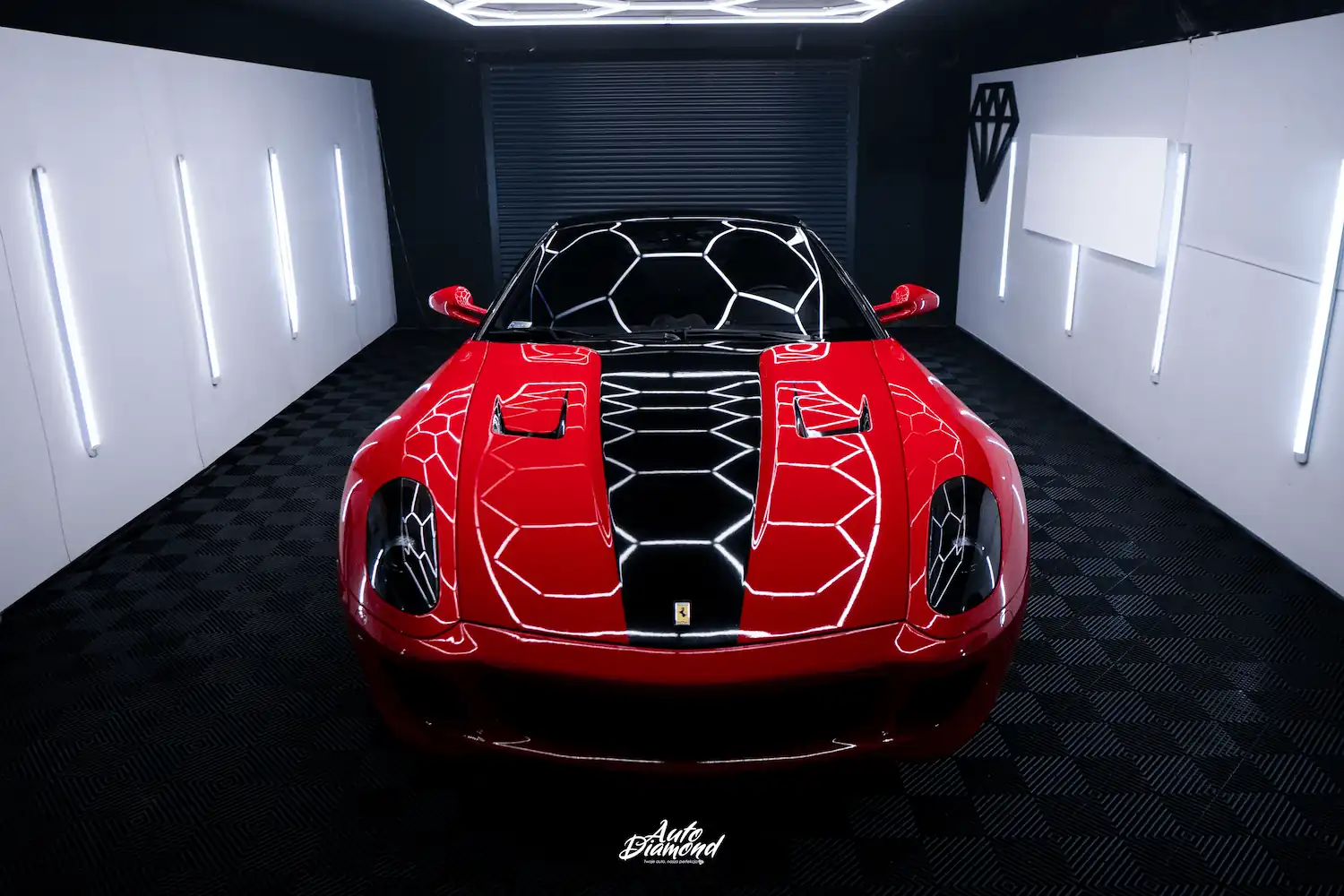 Czerwone Ferrari 599 GTB Fiorano w warsztacie Auto Diamond podczas aplikacji folii PPF