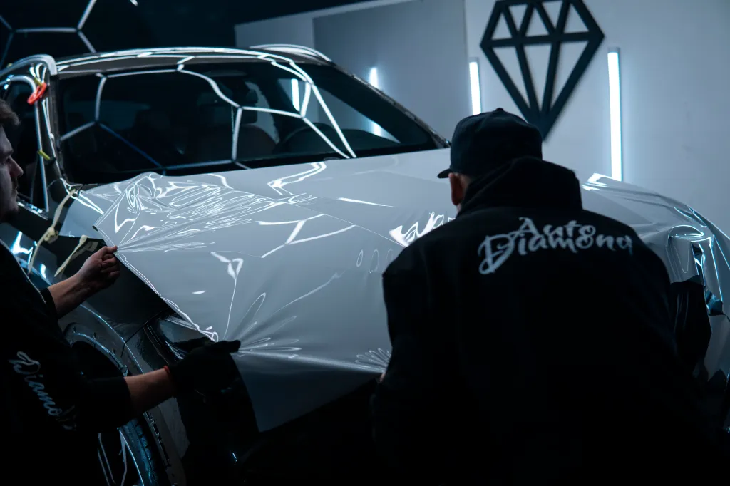 Ferrari 488 oklejone niebieską folią z żółtymi pasami racing - galeria realizacji Auto Diamond