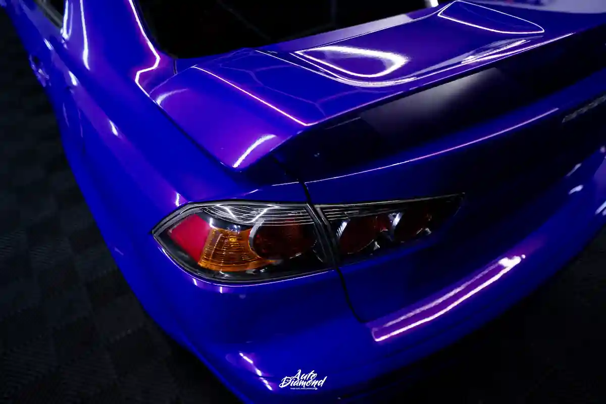 Mitsubishi Lancer Evolution w fioletowo-niebieskiej folii chameleon - Auto Diamond