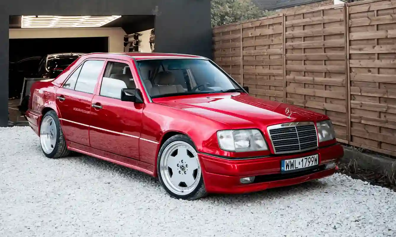 Klasyczny Mercedes W124 oklejony czerwoną folią - Auto Diamond