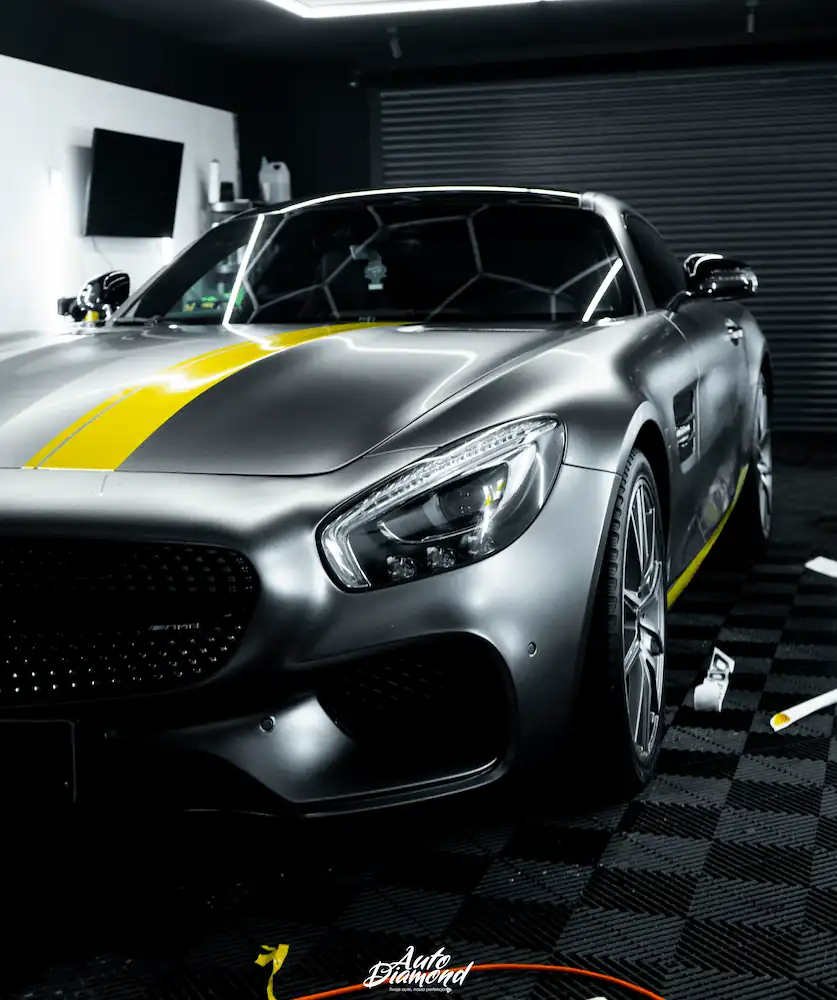 Mercedes AMG-GTS oklejany folią satynową z żółtymi pasami - realizacja Auto Diamond