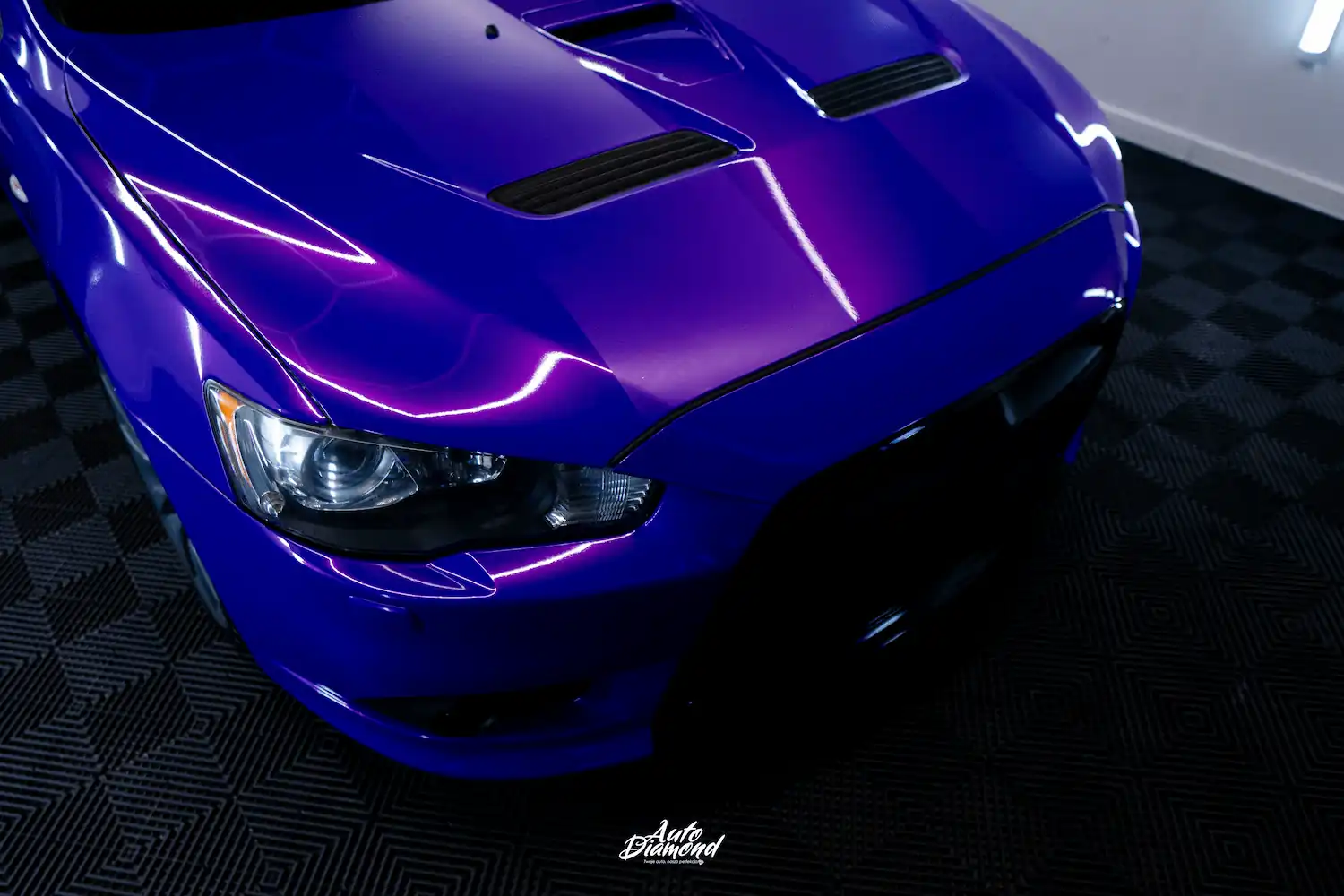 Mitsubishi Lancer Evolution w fioletowo-niebieskiej folii chameleon - Auto Diamond
