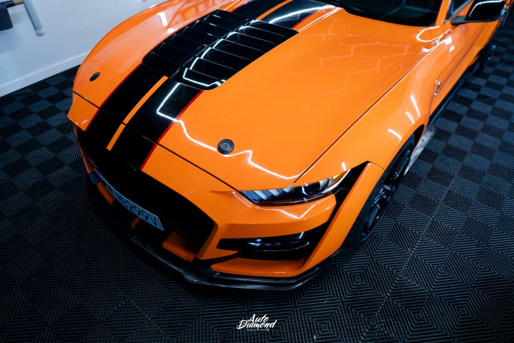 Ford Mustang GT z czarnymi pasami racing - oklejanie Auto Diamond