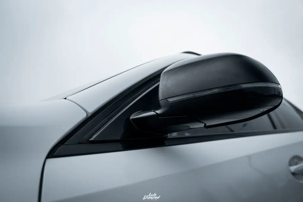 Srebrny samochód - zbliżenie na czarne matowe lusterko boczne po dechromowaniu - Auto Diamond