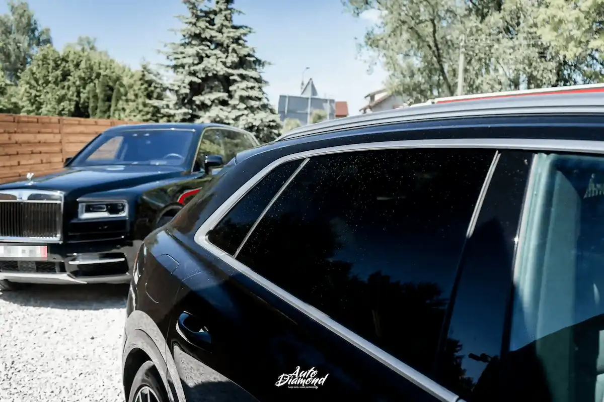 Czarne auto z chromowanymi ramkami okien przed dechromowaniem - Auto Diamond