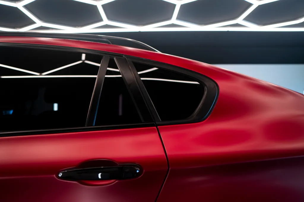 Czerwone auto - czarne słupki i ramki okienne po dechromowaniu - Auto Diamond