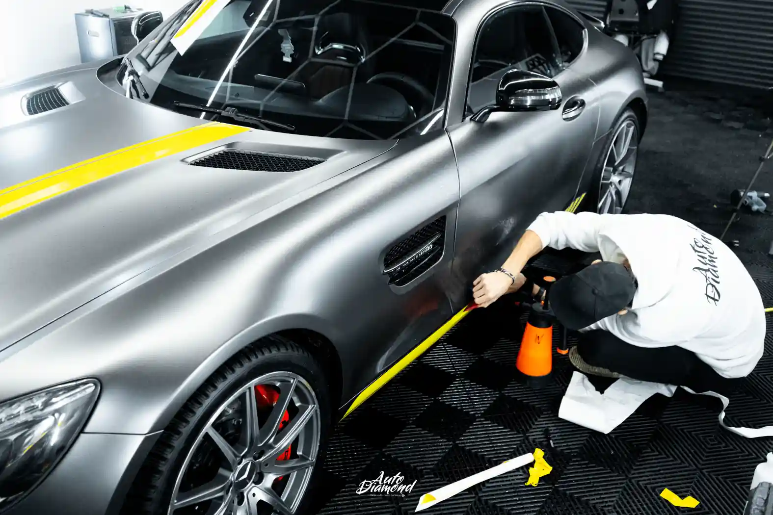 Technik Auto Diamond nakłada folię PPF na Mercedesa AMG GT w warsztacie