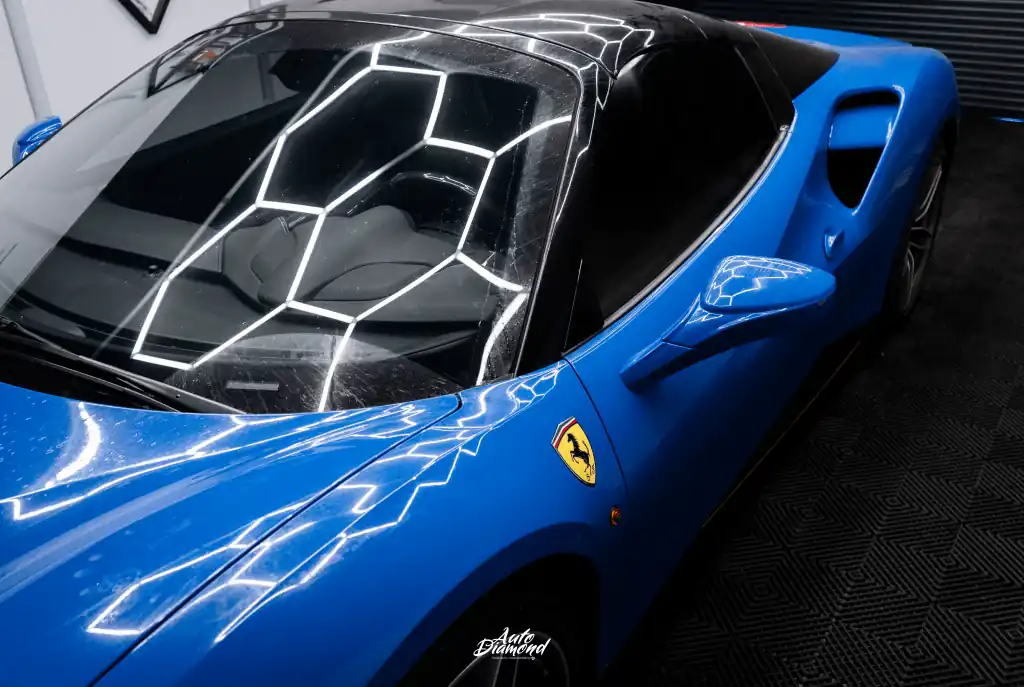 Ferrari 488 w niebieskiej folii w warsztacie Auto Diamond - studio stylizacji aut